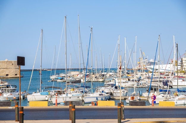 Destino ilha de Creta Grécia Navio e barco com mastro ancorado no antigo porto veneziano de Heraklion