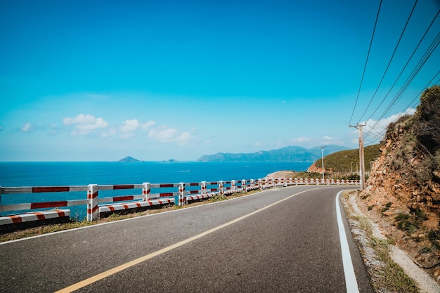 Destino perfecto para un viaje por carretera durante la puesta de sol en una isla en Con Dao Vietnam