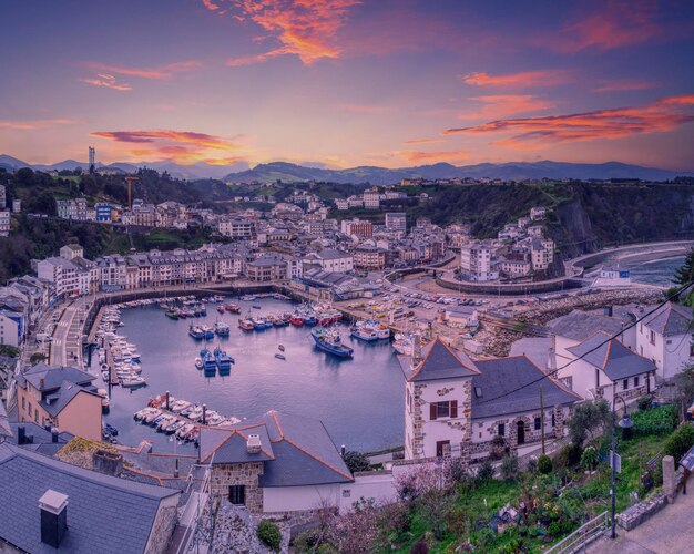 Foto destino turístico luarca asturias españa europa naturaleza paisaje urbano con pesca