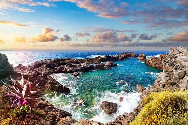 Foto destino turístico de la piscina de rocas de las islas canarias de tenerife