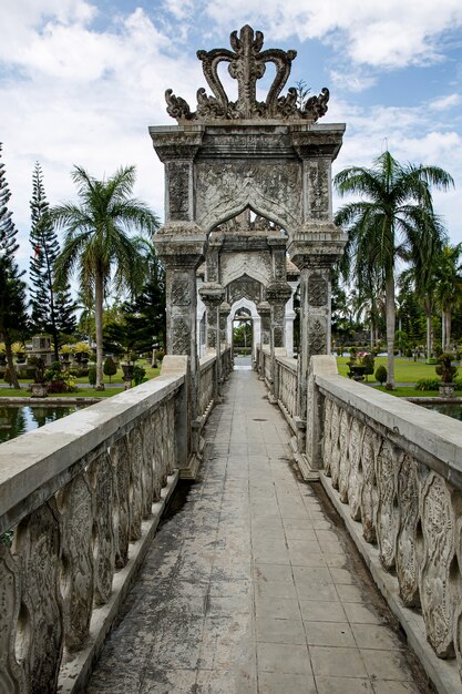 Destino de viaje. Palacio del templo del agua de Karangasem en Bali, Indonesia.