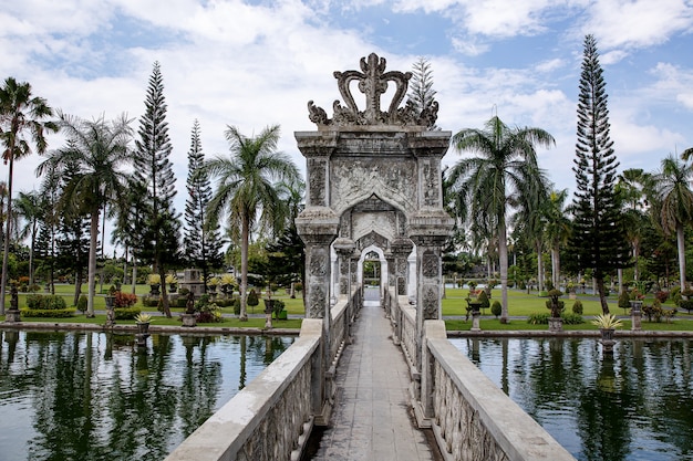 Destino de viaje. Palacio del templo del agua de Karangasem en Bali, Indonesia.