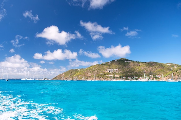 Destinos de vacaciones de verano. Ideas de vacaciones exóticas. Vacaciones en la playa del mar. Lugar perfecto para relajar el cuerpo, recargar el alma. Isla tropical. St barts de la orilla de la montaña. Viajar y pasión por los viajes. Concepto de turismo.