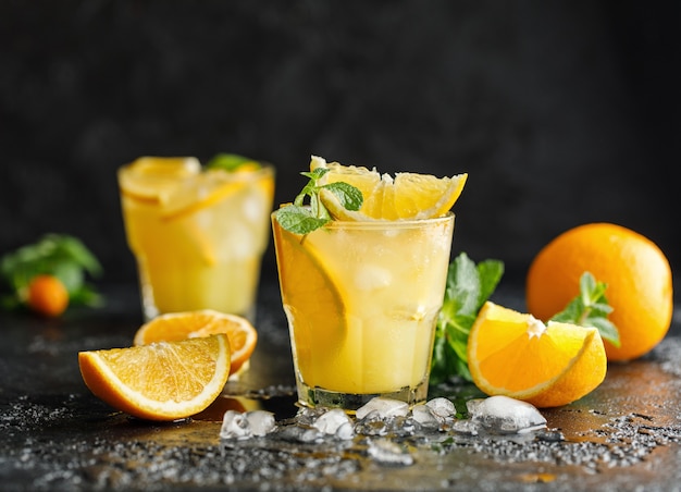 Destornillador de cóctel. Cóctel casero de naranja con menta y vodka. Ron con jugo de naranja