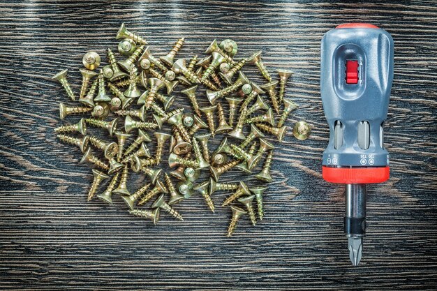 Destornillador de tornillos de rosca en tablero de madera