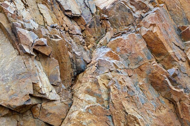 La destrucción de la roca de la montaña después de la explosión.