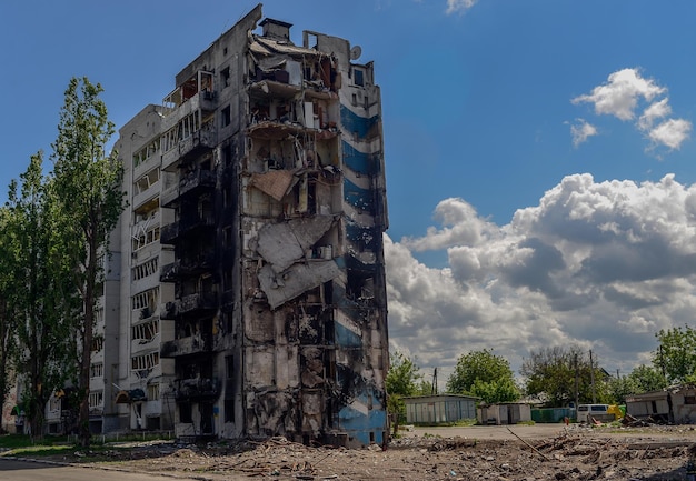 Destruição de casas e carros como resultado da guerra na Ucrânia