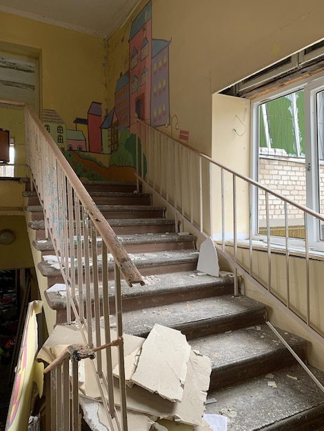 Destruição do interior da instituição de ensino após ataque com foguete