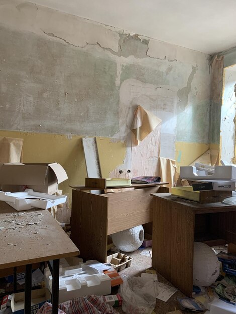 Foto destruição e caos na sala após o ataque do foguete