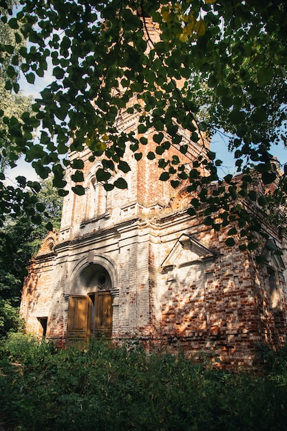 Foto la destruida iglesia ortodoxa, la aldea de stupino, provincia de nizhny novgorod, rusia.