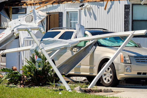 Destruída pelo furacão ian casa suburbana e carro danificado na área residencial de casas móveis da flórida consequências do desastre natural