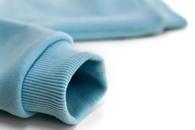 Foto detail der ärmel eines blauen sweatshirts mit einer nahauflage