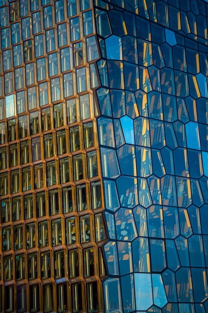 Detail der Architekturstruktur und Fassade der Fenster und Glastüren der Harpa