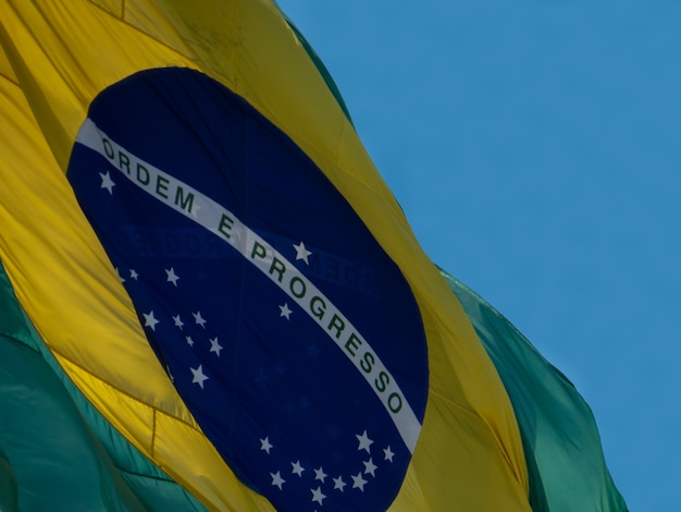 Detail der brasilianischen Flagge, die im Wind flattert Ordnung und Fortschritt der brasilianischen Flagge auf Portugiesisch