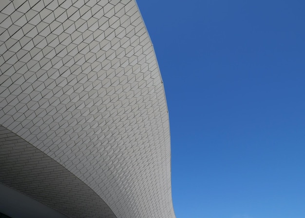 Detail der Fassade des Maat-Museums in Lissabon, Portugal