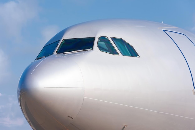 Detail der Flugzeugnase mit Cockpitfenster.