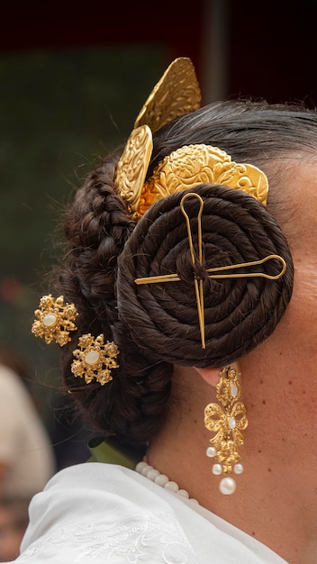 Detail der Frisur einer Frau, die in der traditionellen valencianischen Tracht gekleidet ist