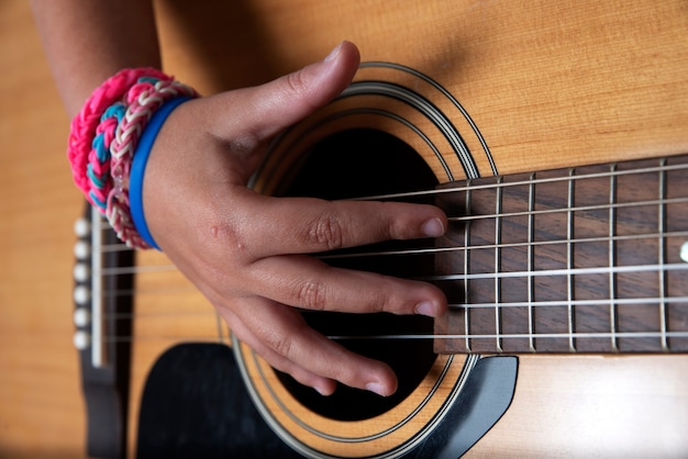 Detail der Hände, die Gitarre spielen