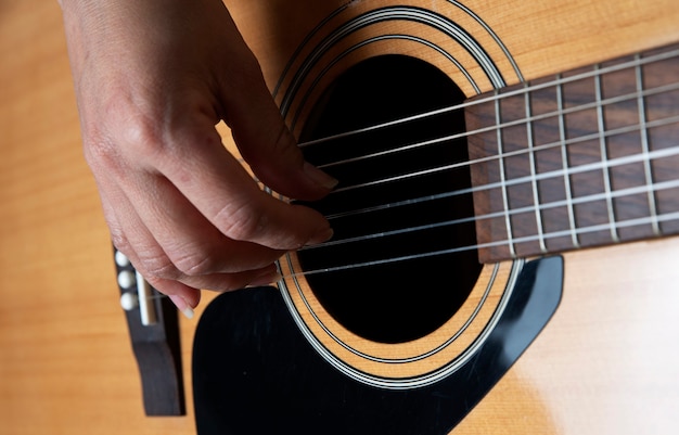 Detail der Hände, die Gitarre spielen