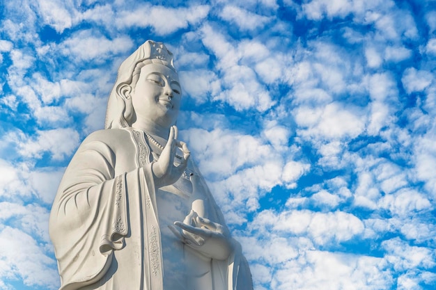 Detail der Lady Buddha-Statue in einem buddhistischen Tempel und blauer Himmelshintergrund in Danang, Vietnam. Nahaufnahme, Platz kopieren