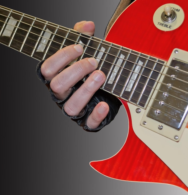 Detail der Mannhand, die eine E-Gitarre spielt