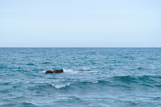 Detail der Meereswellen, die den Strand erreichen