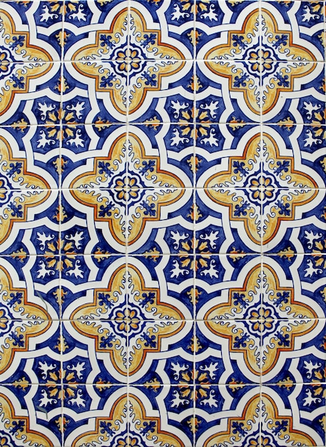 Detail der traditionellen Azulejos auf dem alten Haus in Lissabon, Portugal