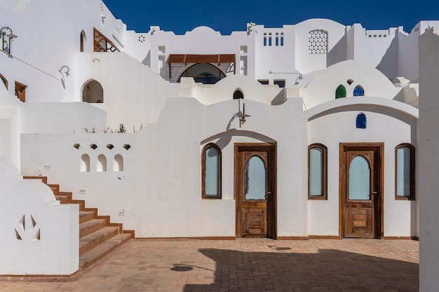 Detail der Treppe und der weißen Wand eines Hauses auf der Straße von Ägypten in Sharm el Sheikh