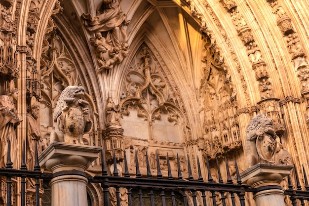 Detail der Tür von Santa Iglesia Catedral Primada in der mittelalterlichen Stadt Toledo