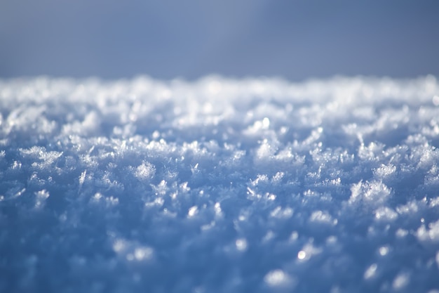 Detail der Winternatur in der Landschaft. Schmelzende Schneeoberfläche in hellem Sonnenlicht.