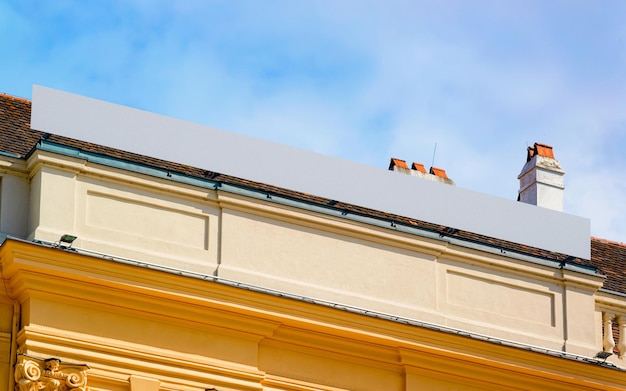 Detail der Wohnwohnung und des Flachhauses von Wien, Österreich. Leerer Platz für Kopienraum. Blauer Himmel und gelbes Wandkonzept. Bauen und Wohnen Stadt Immobilien Immobilien Architektur