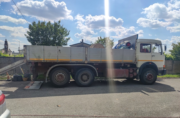 Detail des alten LKW für die Arbeit an einem sonnigen Tag