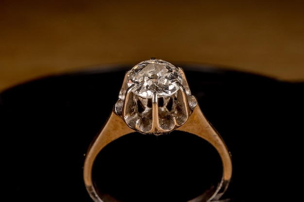 Detail des alten Vintage-Diamantrings aus nächster Nähe