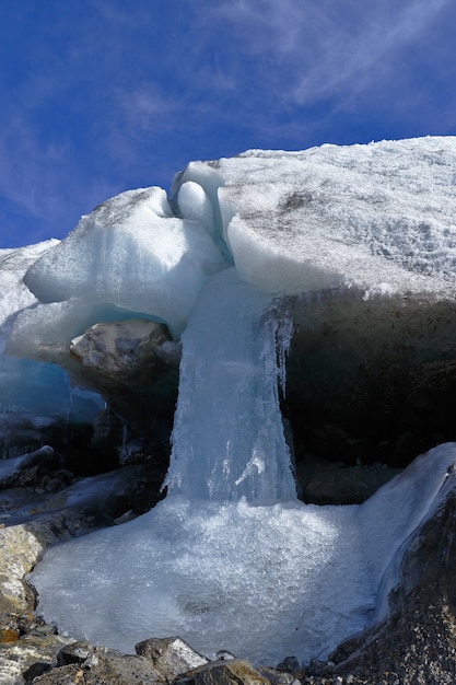 Foto detail des auftauens von schneebedecktem huaytapallana