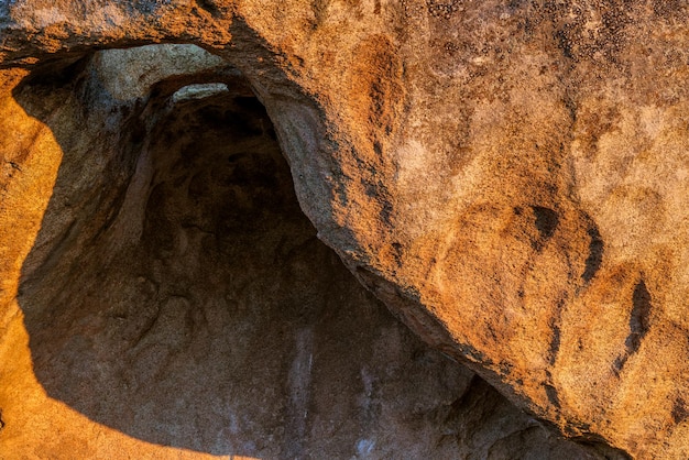 Detail des Felsens, der als La Horca bekannt ist. Naturgebiet von Los Barruecos. Spanien.