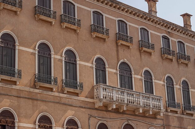 Detail des Gebäudes mit Fenster und Details und Architektur in Venedig in Italien