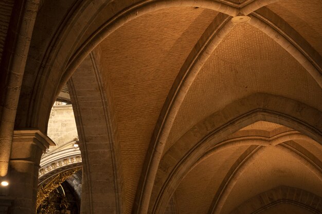 Foto detail des gotischen kirchenbogens