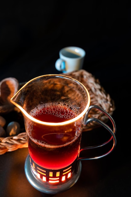 Detail des Kaffees in einer beleuchteten französischen Presse