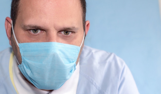 Foto detail des krankenschwestergesichtes mit maske und müde und besorgtem ausdruck