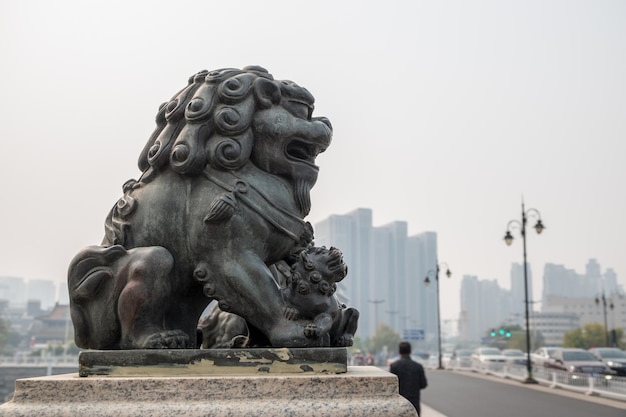 Detail des Löwenschnitzens auf der Brücke über den Fluss Haihe in Tianjin