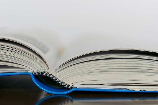 Detail des offenen Buches auf dem Tisch, mit Platz für Text.