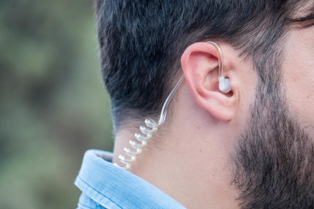 Detail des Ohr-Headsets des Wachmanns