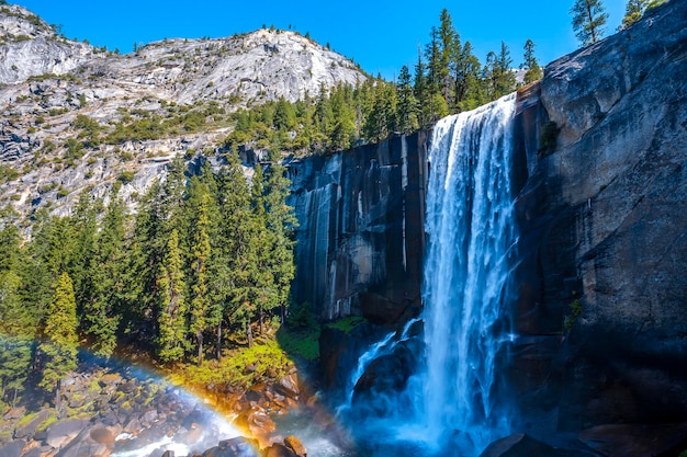 Detail des Regenbogens am Wasserfall Vernal Falls im Yosemite National Park