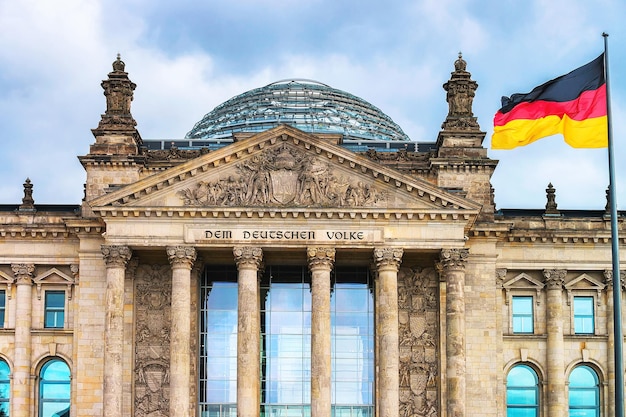 Foto detail des reichstagsgebäudes und der deutschen flagge in berlin, der hauptstadt deutschlands