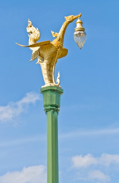 Detail des schönen Laternenpfahls auf blauem Himmel