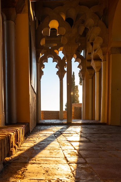 Detail des Sonnenuntergangs von den arabischen Türen eines Innenhofs der Alcazaba in der Stadt Malaga, Andalusien. Spanien. Mittelalterliche Festung im arabischen Stil