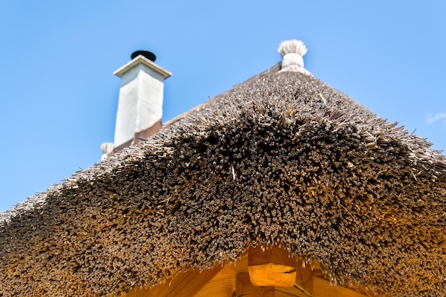 Detail des traditionellen Strohdachs aus Stroh oder Schilf an sonnigen Sommertagen