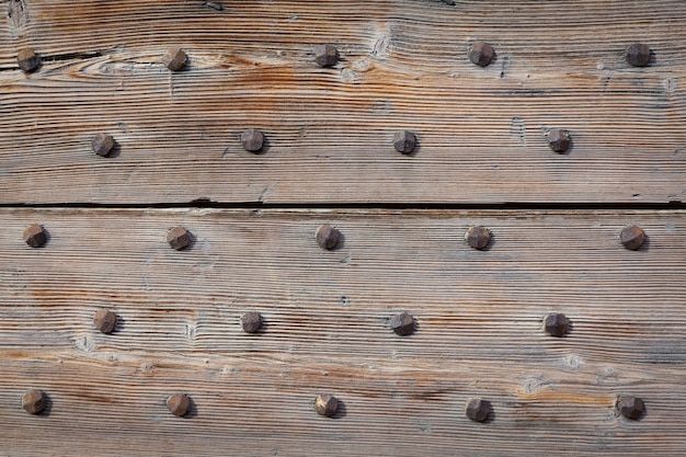 Detail einer 200 Jahre alten italienischen Tür aus Holz. Hintergrund verwenden.