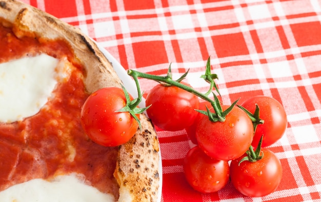 Detail einer echten italienischen Pizza in Neapel mit Ciliegino-Tomaten