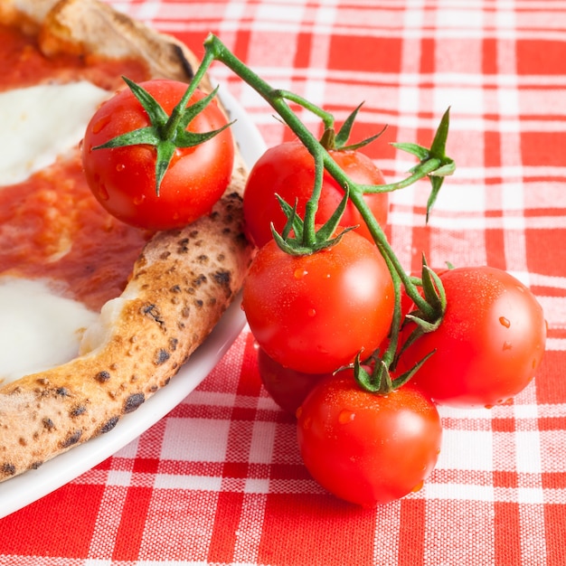 Detail einer echten italienischen Pizza in Neapel mit Ciliegino-Tomaten